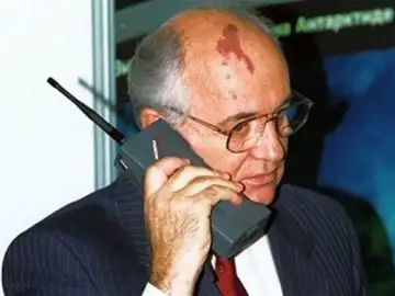 Mijail Gorbachov, último dirigente de la extinta Unión Soviética, con el Nokia Mobira Cityman 900. Mijail Gorbachov, último dirigente de la extinta Unión Soviética, con el Nokia Mobira Cityman 900.