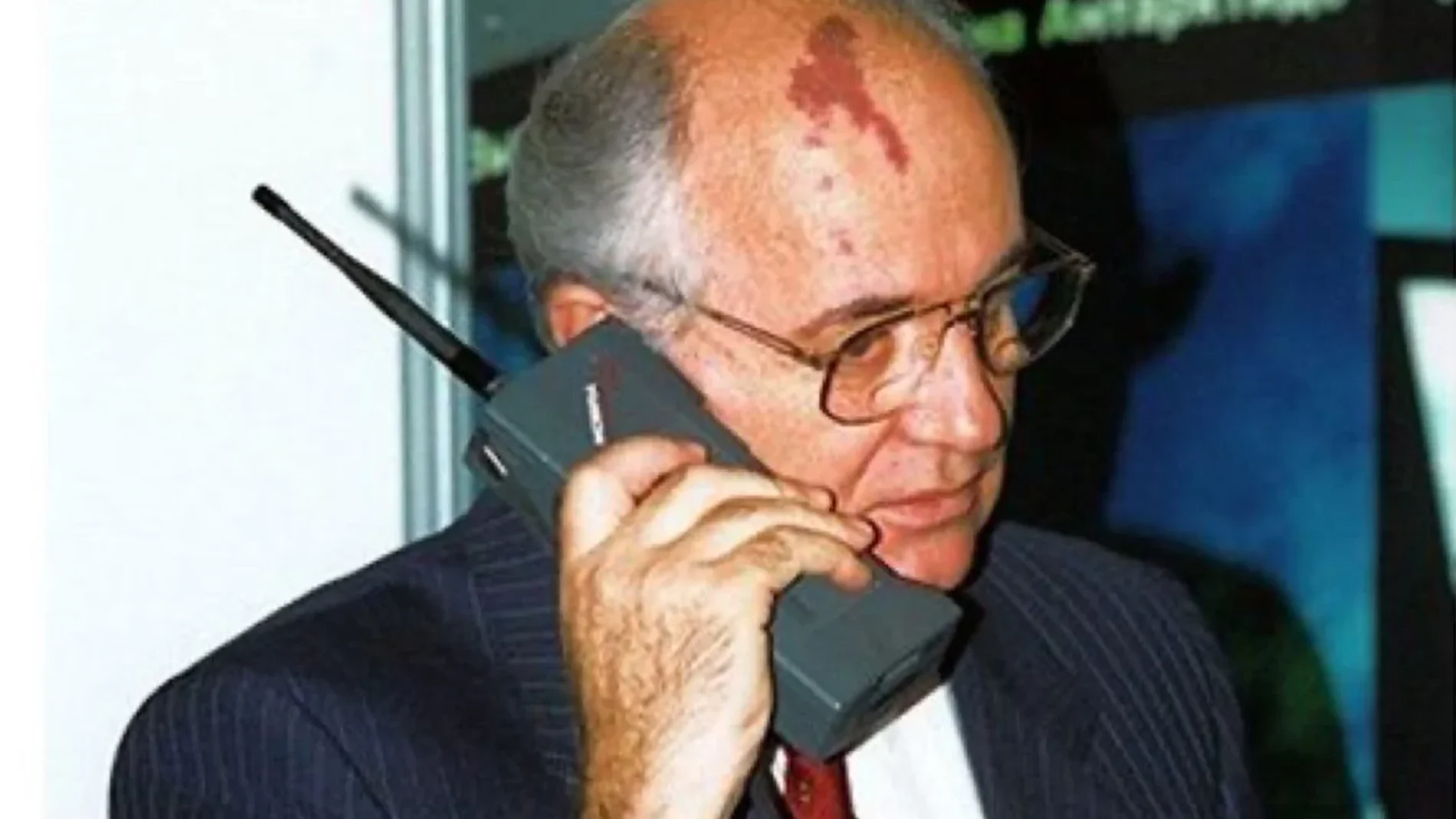 Mijail Gorbachov, último dirigente de la extinta Unión Soviética, con el Nokia Mobira Cityman 900.