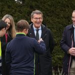 El líder del PP, Alberto Núñez Feijóo junto a la candidata del partido por Extremadura, María Guardiola y el candidato a la alcaldía de Cáceres, Rafa Mateos conversan con dos jóvenes de la Down Cáceres