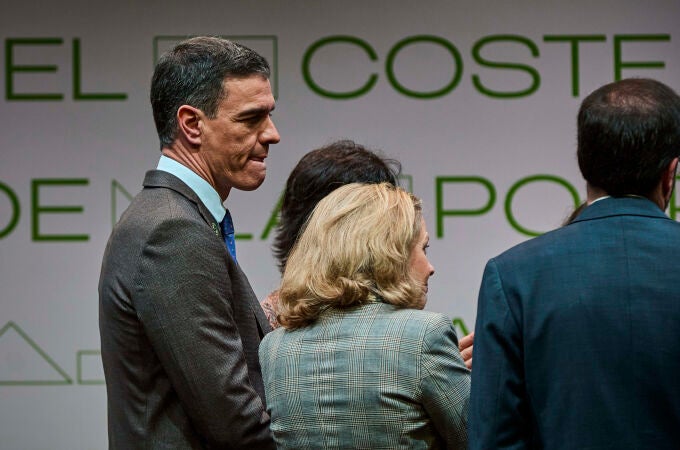 El presidente del Gobierno, Pedro Sánchez, junto a Nadia Calviño y Alberto Garzón a su llegada a un acto de presentación del estudio “El coste de la pobreza infantil en España”, este lunes en Madrid.