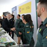 Marlaska saluda a algunas de las participantes en las jornadas
