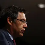 El presidente del Fc Barcelona Josep Maria Bartomeu, durante una rueda de prensa tras la reunión extraordinaria de la Junta Directiva del FC Barcelona.