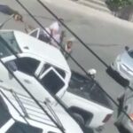 Un vídeo muestra a varios hombres armados obligando a varias personas, entre ellas una mujer, a subir a la parte de atrás de la camioneta
