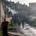Un grupo de palestinos se reúnen a lo largo de una carretera durante una redada del Ejército israelí en el campamento de refugiados palestinos de Yenín en la Cisjordania