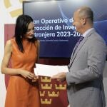 La consejera de Empresa, Economía Social y Autónomos, Valle Miguélez, junto con el jefe del área de Inversiones e Internacionalización del Info, Fernando Ballesta, en la presentción del nuevo Plan de Captación de Inversiones de la Región de Murcia