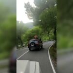 Circula de forma temeraria con un hombre semidesnudo en el techo del coche