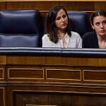 Las ministras de Igualdad, Irene Montero y Derechos Sociales, Ione Belarra, durante la sesión de tarde del pleno del Congreso de los Diputados, este martes, en Madrid