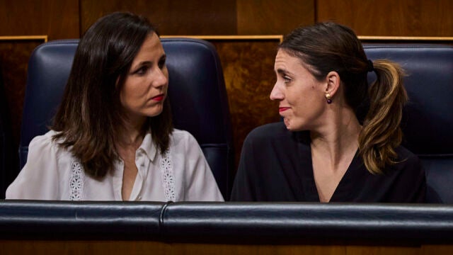 Las ministras de Igualdad, Irene Montero y Derechos Sociales, Ione Belarra, durante la sesión de tarde del pleno del Congreso de los Diputados, este martes, en Madrid. En la víspera del 8M, el PSOE y Podemos endurecen su enfrentamiento por la reforma de la ley del solo sí es sí presentada en solitario por el grupo socialista tras las rebajas de penas a agresores sexuales, una iniciativa que rechazan sus socios de gobierno y que se debate esta tarde en el pleno del Congreso.