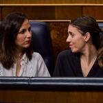 Las ministras de Igualdad, Irene Montero y Derechos Sociales, Ione Belarra, durante la sesión de tarde del pleno del Congreso de los Diputados, este martes, en Madrid. En la víspera del 8M, el PSOE y Podemos endurecen su enfrentamiento por la reforma de la ley del solo sí es sí presentada en solitario por el grupo socialista tras las rebajas de penas a agresores sexuales, una iniciativa que rechazan sus socios de gobierno y que se debate esta tarde en el pleno del Congreso.