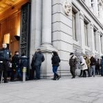 Decenas de personas hacen cola para contratar Letras del Tesoro, en el Banco de España