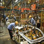 Los empleados del fabricante de automóviles chino FAWW Haima Automobile Co., Ltd. están ocupados produciendo automóviles para exportarlos a Filipinas en la base de producción de la compañía en la provincia de Hainan, en el sur de China, el 5 de septiembre de 2022. (Foto de Shi Zhonghua/Pueblo en Línea)