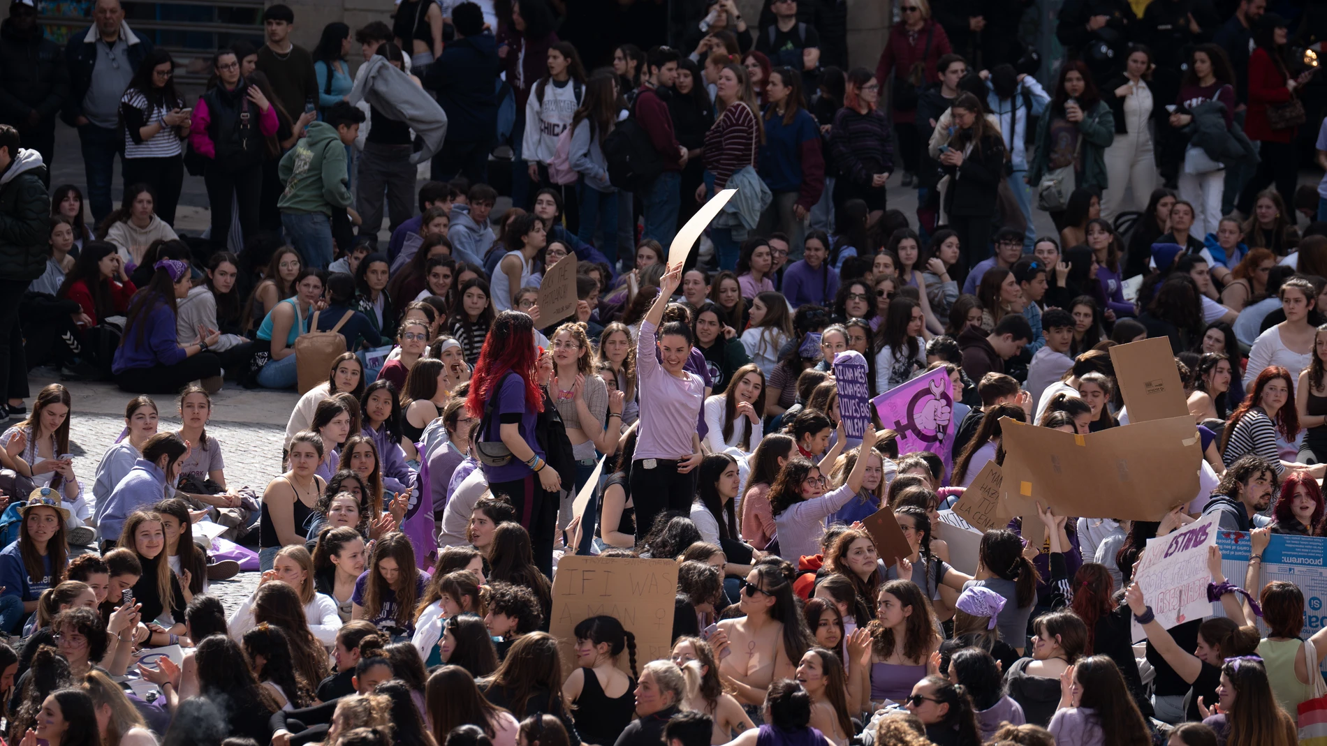 Decenas de personas participan en la manifestación convocada por el Sindicato de Estudiantes y ‘Libres y Combativas’ por el 8M, Día Internacional de la Mujer, en la plaza de Sant Jaume, a 8 de marzo de marzo de 2023, en Barcelona, Catalunya (España). Durante la marcha, las convocantes reclaman ‘vaciar las aulas’ en la huelga estudiantil feminista y llenar las calles en las manifestaciones que se celebran en todas las ciudades para luchar por los derechos de las mujeres. 08 MARZO 2023;8M;SIND...