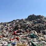 Las montañas de basura en Ayer Tena pueden alcanzar los cincuenta metros