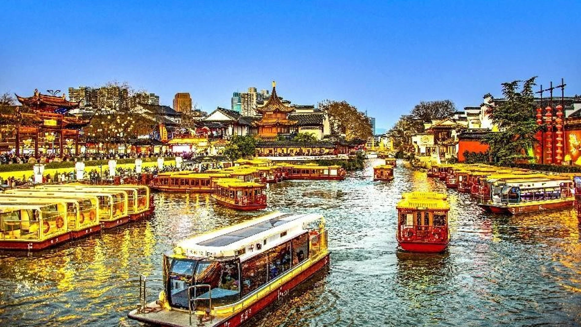 Turistas toman un crucero en barco por el río Qinhuai en Nanjing, provincia de Jiangsu, 24 de enero del 2023. (Foto: Gu Changwang/Pueblo en Línea Digital)