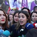 La secretaria de Estado de Igualdad, Ángela Rodríguez; la ministra de Igualdad, Irene Montero, y la secretaria de Estado para la Agenda 2030? , Lilith Vestrynge, en declaraciones a los medios durante la manifestación organizada por la Comisión 8M con motivo del Día de la Mujer