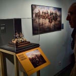 Los cuadros de historia de Augusto Ferrer-Dalmau cobran vida de la mano de un nutrido grupo de miniaturistas. Las miniaturas militares que se incluyen en esta exposición crean un universo en tres dimensiones a partir de las obras de Ferrer-Dalmau. Las figuras de jinetes, caballos, soldados o personajes medievales se escapan de los cuadros para transformarse en figuras casi reales. Estas figuras, en muchos casos, cada pieza es fruto de la colaboración de dos o tres personas, que realizan el modelado o la pintura. Cada figura se esculpe sobre un esqueleto o se transforma partiendo de otra miniatura comercial. Después, se procede el montaje de elementos individuales y los pequeños detalles de las figuras. © Alberto R. Roldán / La Razón