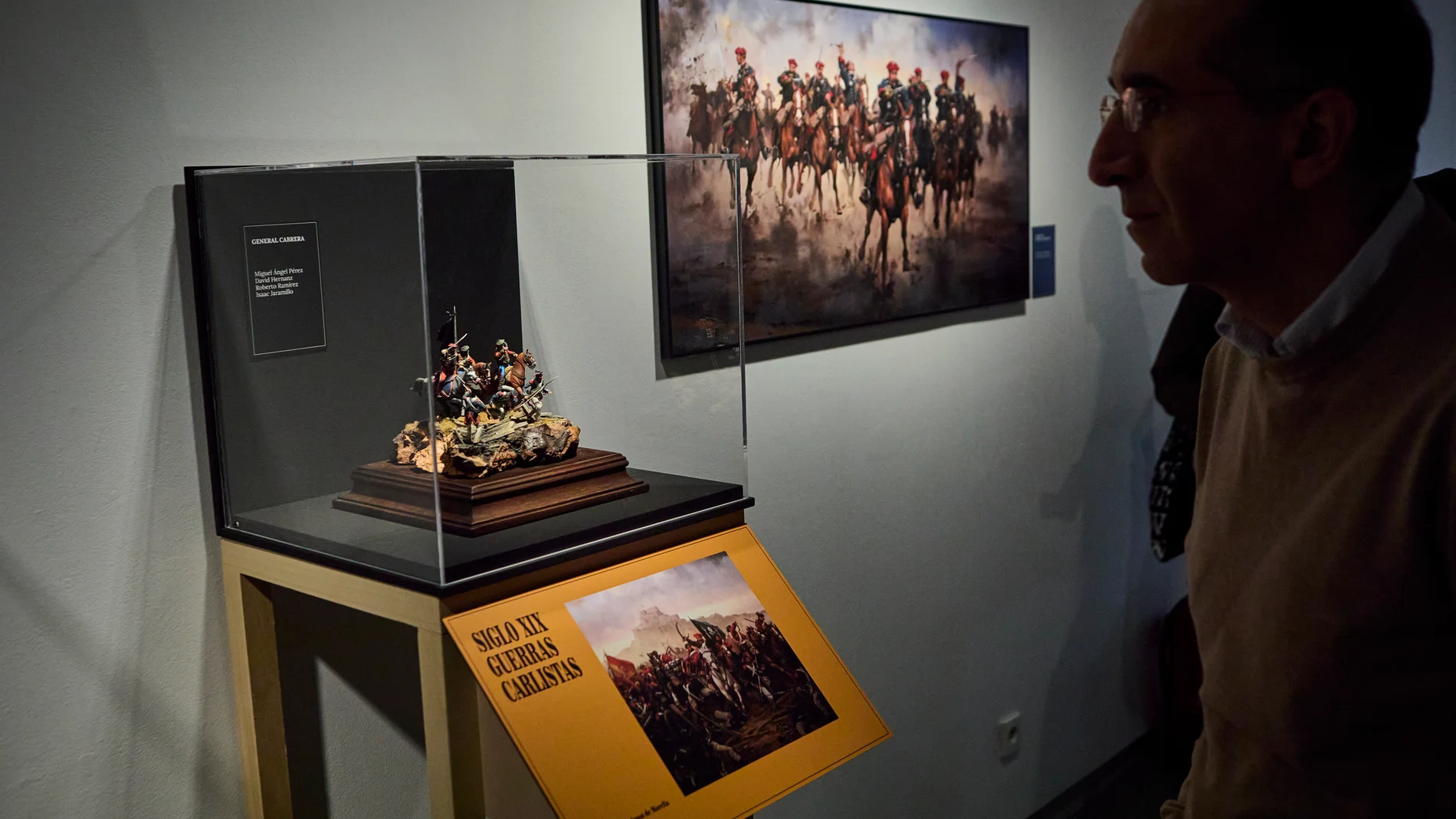La Comunidad de Madrid ha presentado la exposición «Arte, historia y miniatura. Ferrer-Dalmau en 3 dimensiones» en la que se presentan figuras a escalas de la obra pictórica de este artista. Han asistido a la inauguración Marta Rivera y Manuel Marchena. Los cuadros de historia de Augusto Ferrer-Dalmau cobran vida de la mano de un nutrido grupo de miniaturistas. Las miniaturas militares que se incluyen en esta exposición crean un universo en tres dimensiones a partir de las obras de Ferrer-Dalmau. Las figuras de jinetes, caballos, soldados o personajes medievales se escapan de los cuadros para transformarse en figuras casi reales. Estas figuras, en muchos casos, cada pieza es fruto de la colaboración de dos o tres personas, que realizan el modelado o la pintura. Cada figura se esculpe sobre un esqueleto o se transforma partiendo de otra miniatura comercial. Después, se procede el montaje de elementos individuales y los pequeños detalles de las figuras. © Alberto R. Roldán / La Razón