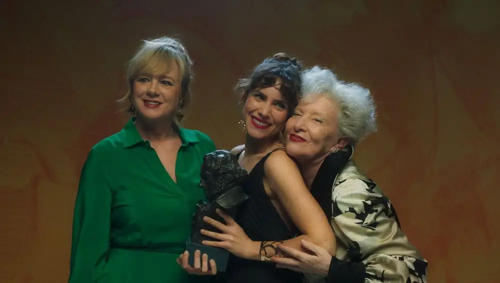 Emma Suárez (izda.), Aura Garrido y Magüi Mira en "Alguien que cuide de mí"