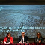 Teresa Riesgo, secretaria general de Innovación; Charo Chávez, concejala de Innovación, Desarrollo Económico, Empleo y Comercio y José González, director del Centro I+D+i de Renault Group en Valladolid, participan en la inauguración de la jornada de atracción y retención de jóvenes talentos, con la asistencia de más de 200 estudiantes de varias universidades