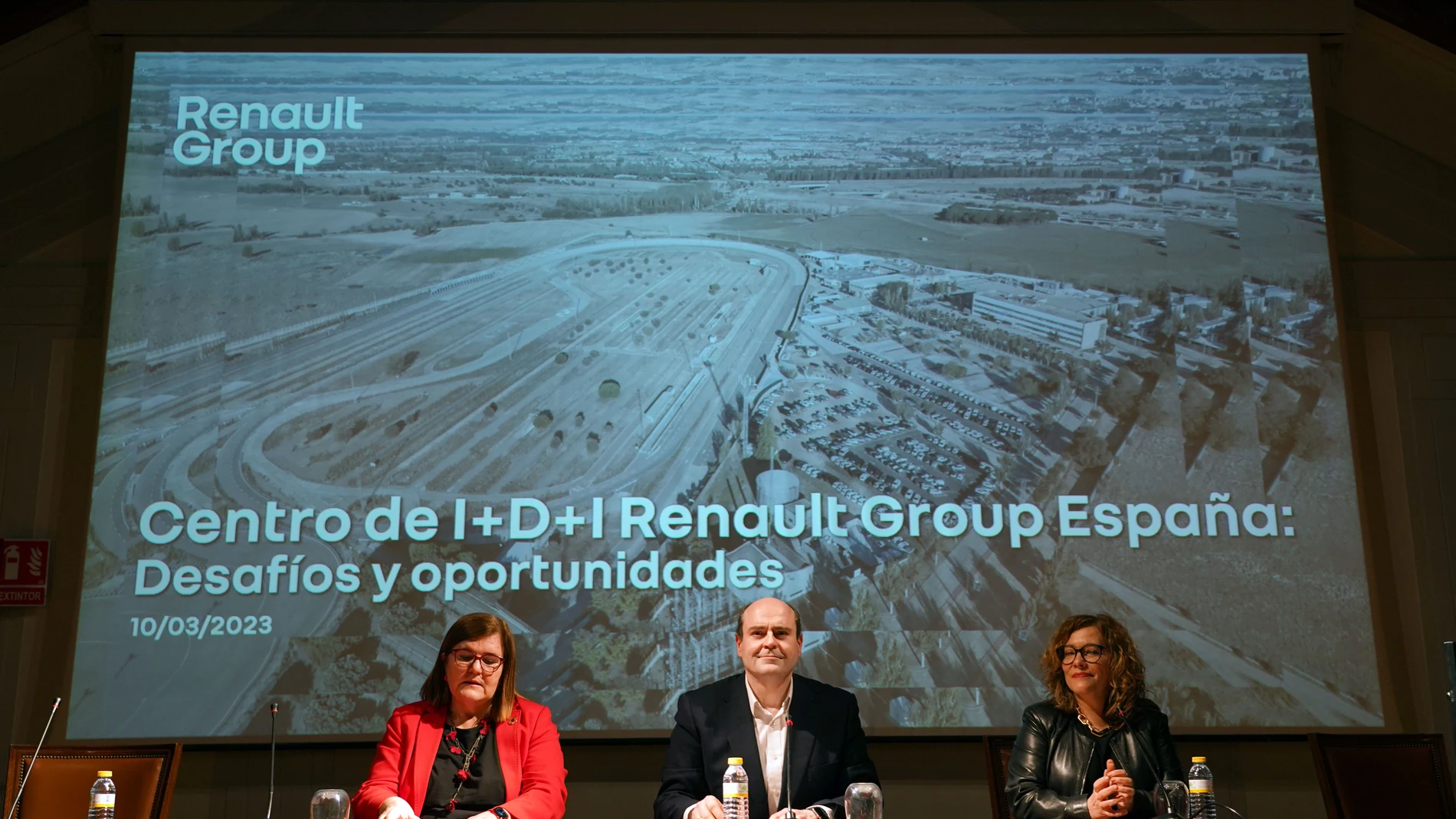 Teresa Riesgo, secretaria general de Innovación; Charo Chávez, concejala de Innovación, Desarrollo Económico, Empleo y Comercio y José González, director del Centro I+D+i de Renault Group en Valladolid, participan en la inauguración de la jornada de atracción y retención de jóvenes talentos, con la asistencia de más de 200 estudiantes de varias universidades