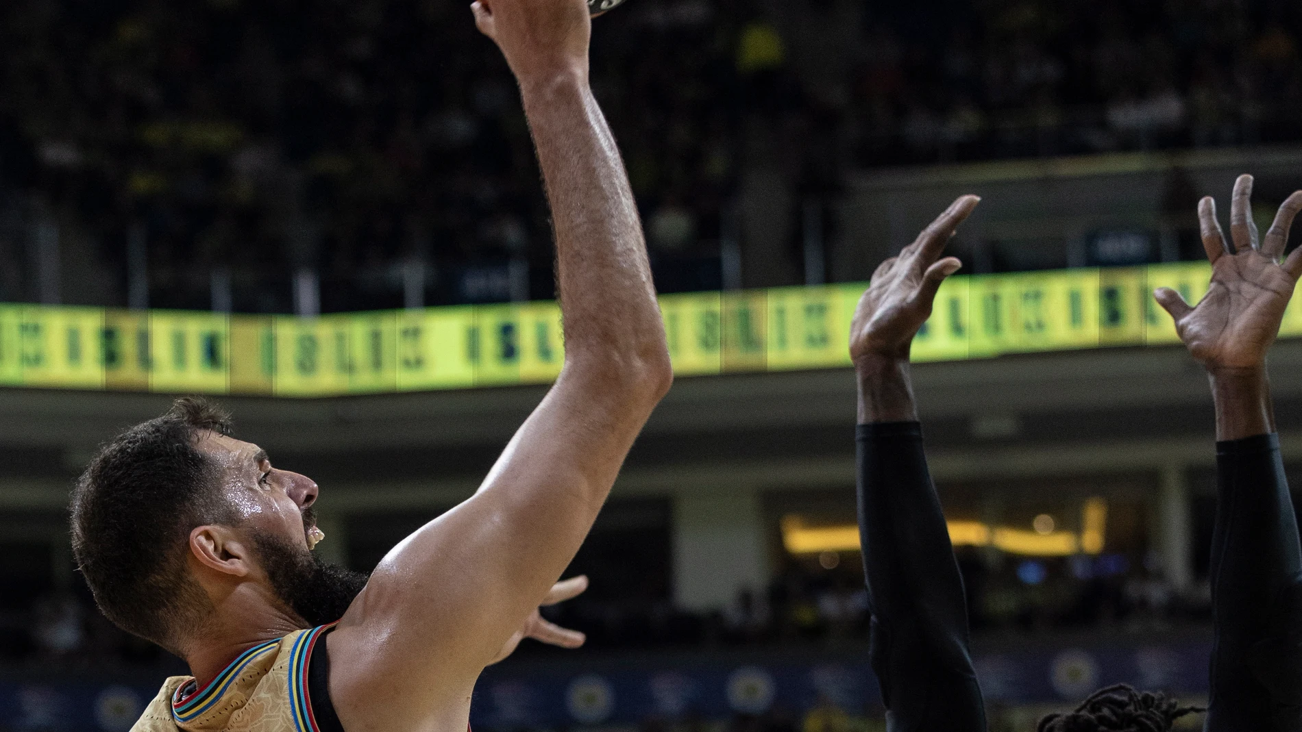Mirotic fue el máximo anotador del Barça ante el Fenerbahçe