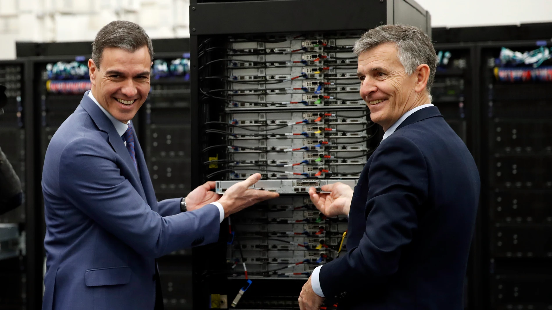 GRAFCAT7266. BARCELONA, 10/03/2023.- El presidente del Gobierno, Pedro Sánchez, junto al director de operaciones de Barcelona Supercomputing Center, Sergi Girona (d), durante la visita que ha realizado este viernes a las instalaciones en las que se está instalando el superordenador Marenostrum-5, uno de los más potentes de Europa, en el Barcelona Supoercomputing Center-Centro Nacional de Supercomputación. EFE/Toni Albir