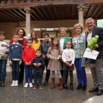 El diputado de Cultura, Juventud y Deportes, José María Bravo, entrega los galardones