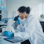 Científica de BAT trabajando en el centro de Innovación de Nuevas Categorías en Southampton, UK