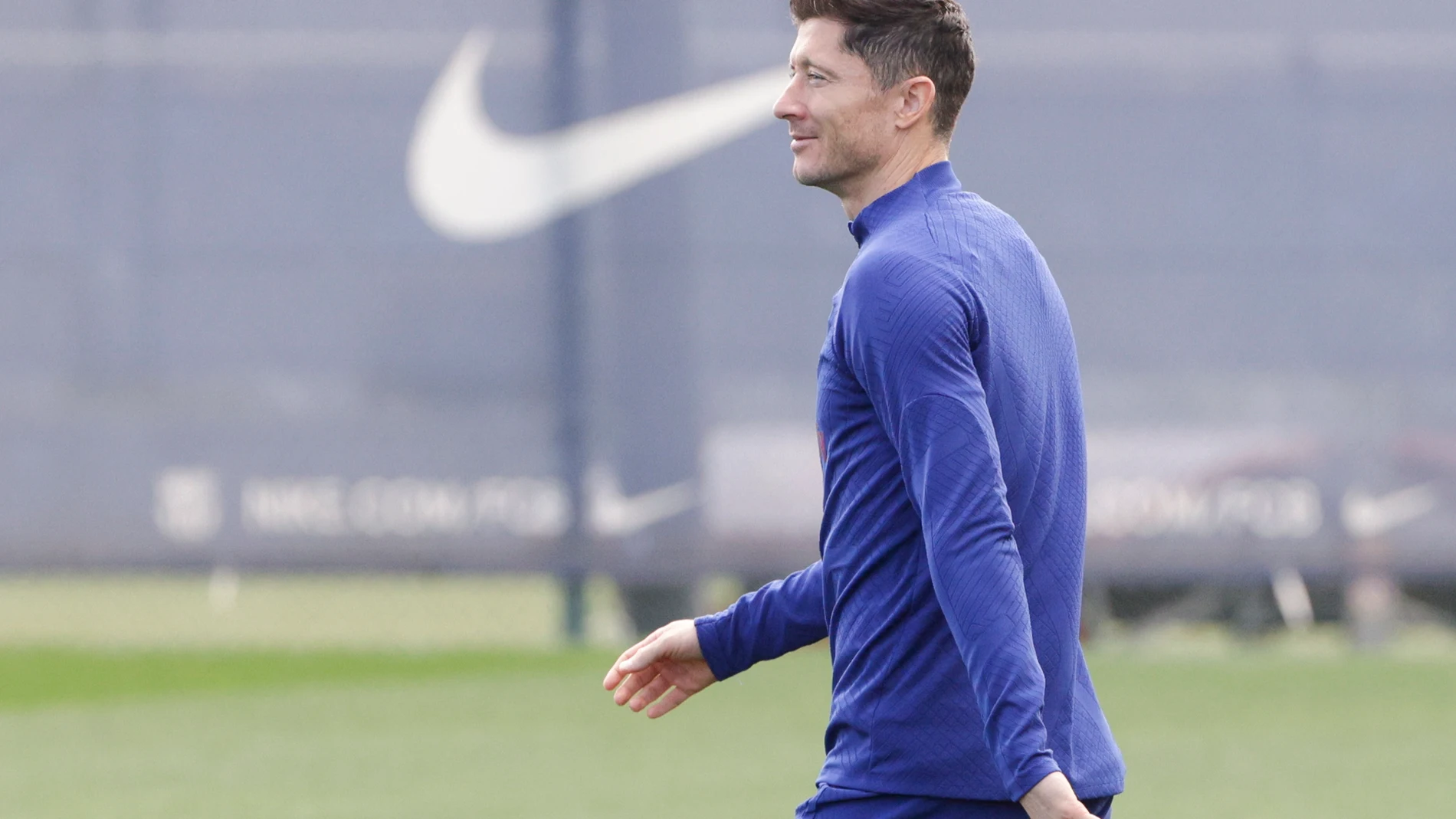 BARCELONA, 11/03/2023.- El delantero polaco del FC Barcelona Robert Lewandowski participa en el entrenamiento del primer equipo en las instalaciones de Sant Joan Despí previo al partido de la jornada 25 de La liga contra el Athletic Club de Bilbao, este sábado en Barcelona. EFE/ Quique García
