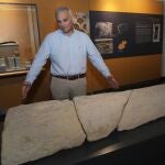  El director del Museo de Palencia, Javier Pérez, junto a un sarcófago visigodo del siglo X , una de las piezas del yacimiento arqueológico de La Poza en Baltanás (Palencia), en la sala de la cultura visigoda en la provincia