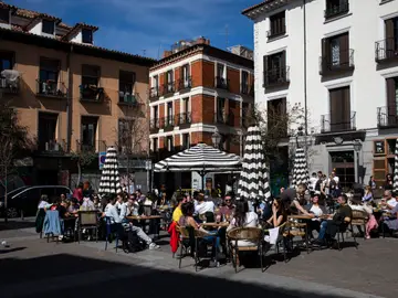 Terrazas de bares y restaurantes de Madrid llenas de gente Terrazas de bares y restaurantes de Madrid llenas de gente en el día de temperaturas primaverales en la capital.© Jesús G. Feria.