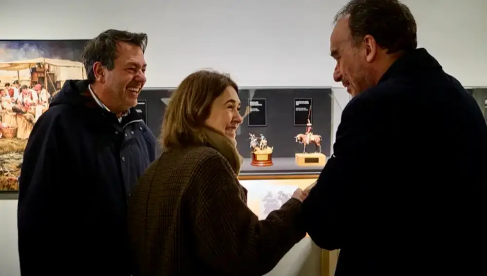 El pintor de batallas Augusto Ferrer Dalmau, la consejera de Cultura Marta Rivera y el juez Manuel Marchena durante la inauguración de la exposición