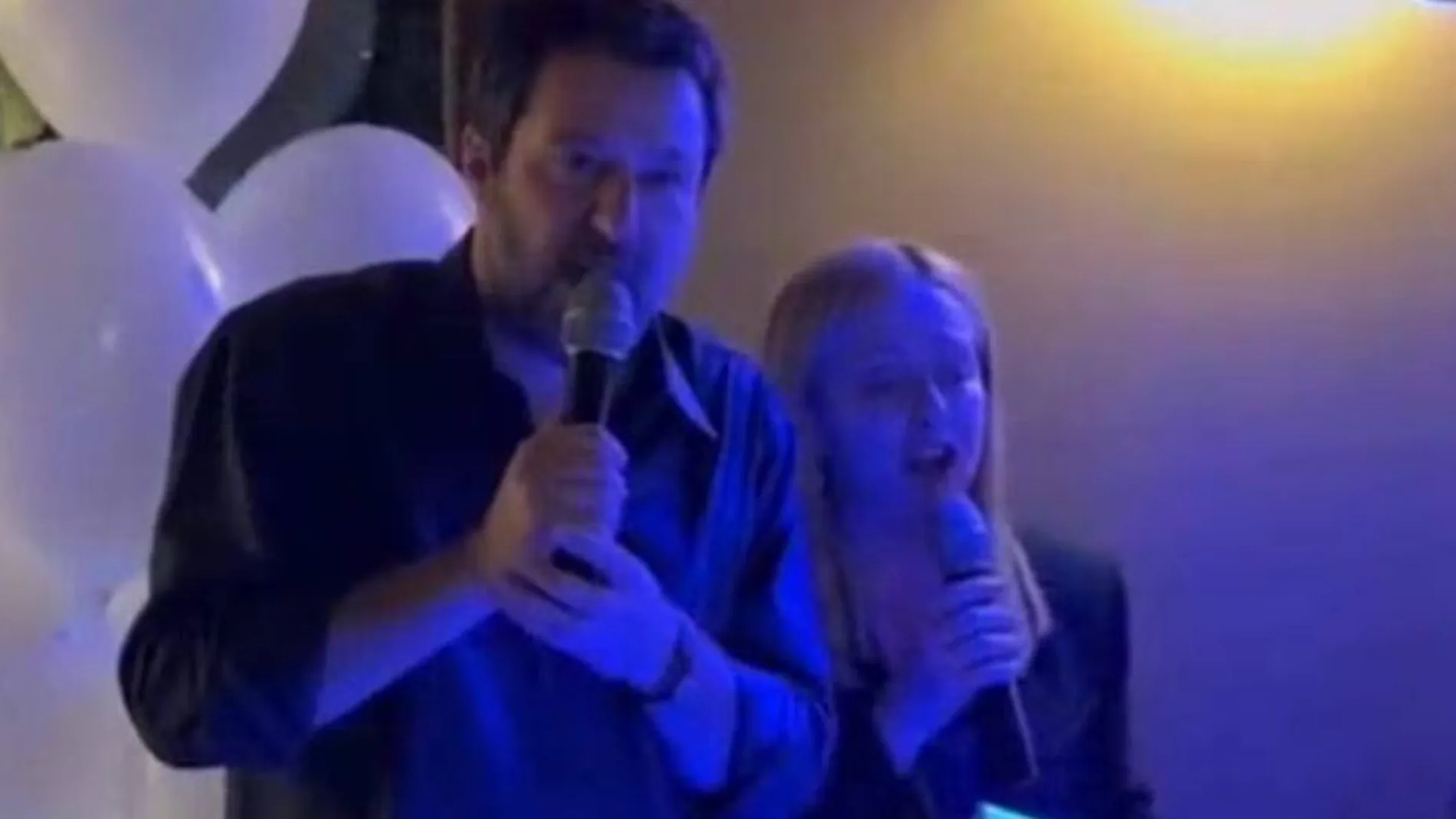 Giorgia Meloni y Matteo Salvini cantan en un karoeke