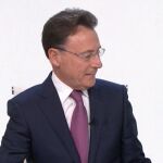 Matías Prats sorprendido por el regalo