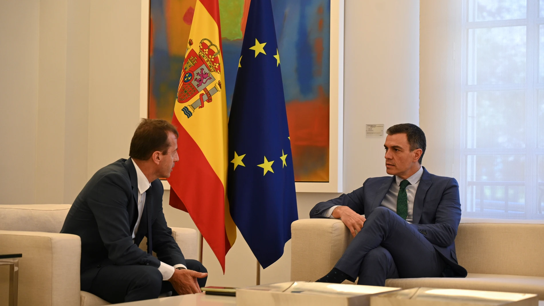 MADRID, 13/03/2023.- El presidente del Gobierno, Pedro Sánchez, ha mantenido hoy lunes un encuentro con el consejero delegado de Airbus, Guillaume Faury (i), en el Complejo de la Moncloa, en Madrid. EFE/Pool Moncloa/Borja Puig de la Bellacasa ***SÓLO USO EDITORIAL, PERMITIDO SU USO SÓLO EN RELACIÓN A LA INFORMACIÓN QUE APARECE EN EL PIE DE FOTO (CRÉDITO OBLIGATORIO)***