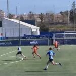 Momento en que la jugadora del Español B recibe el paso con la línier al fondo