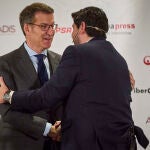 El presidente del PP, Alberto Núñez Feijóo, presenta al presidente de Murcia, Fernando López Miras, durante un