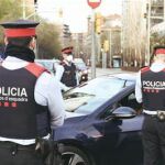 Imagen de archivo de agentes de los Mossos junto a un vehículo 