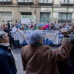 (I-D) Las portavoces de la Marea Blanca, Marisa Torres, Carmen Esbrit y Ana María Díaz, representantes de la Asociación Mareas Blancas llevan a la Consejería de Sanidad de la Comunidad de Madrid una reclamación por la falta de asignación de médicos y pediatras, en la Consejería de Sanidad, a 15 de marzo de 2023, en Madrid, (España).