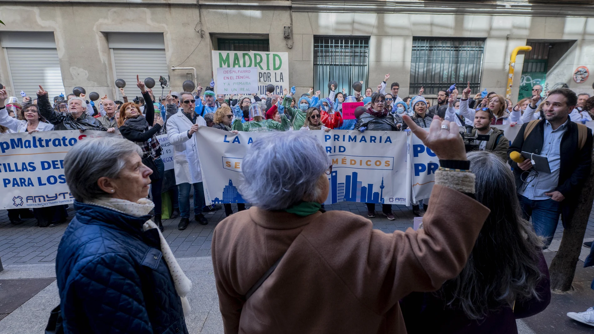 (I-D) Las portavoces de la Marea Blanca, Marisa Torres, Carmen Esbrit y Ana María Díaz, representantes de la Asociación Mareas Blancas llevan a la Consejería de Sanidad de la Comunidad de Madrid una reclamación por la falta de asignación de médicos y pediatras, en la Consejería de Sanidad, a 15 de marzo de 2023, en Madrid, (España).