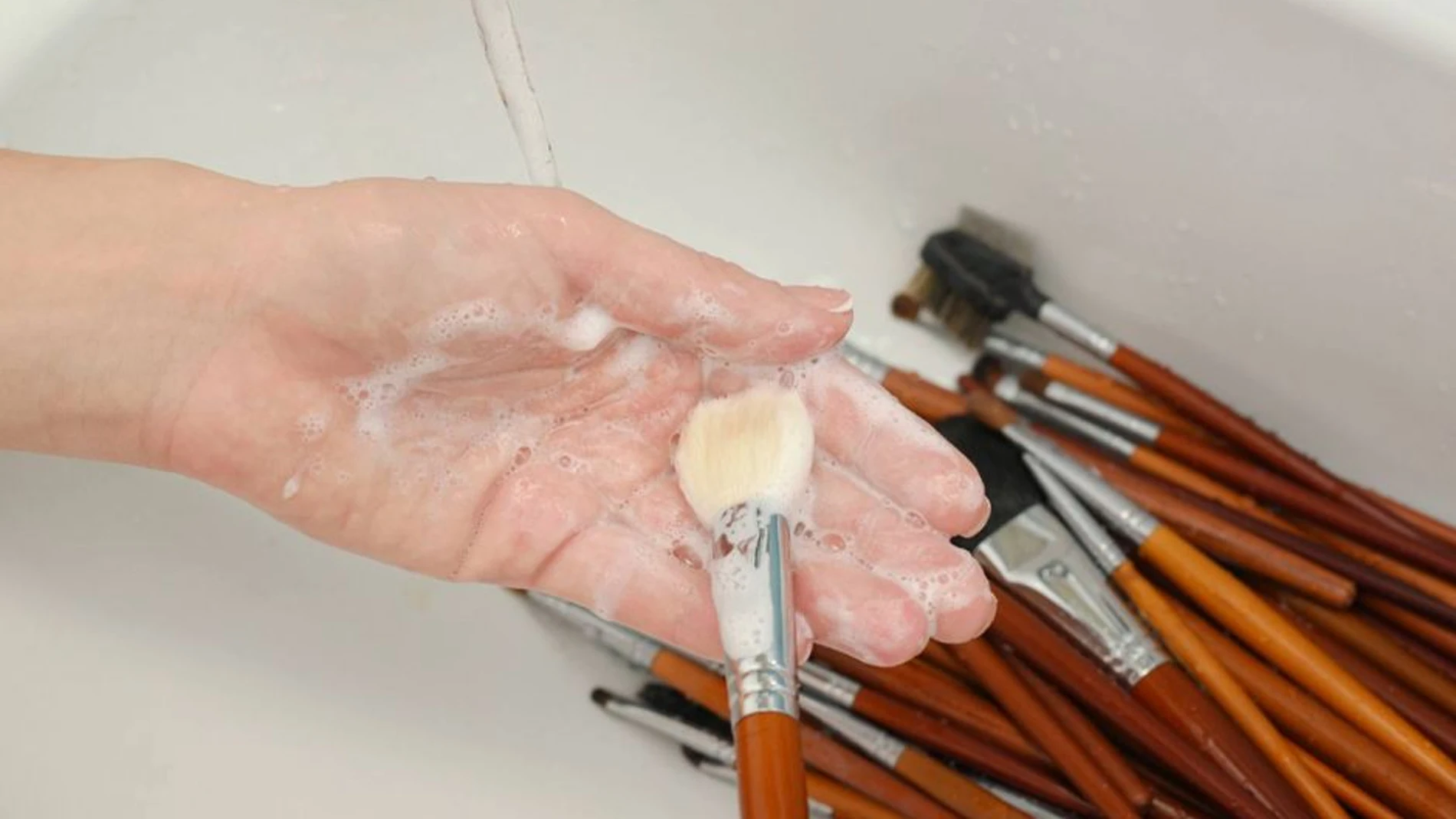 Cómo limpiar las brochas de maquillaje en casa para que estén siempre perfectas