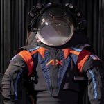 La NASA presenta el traje espacial con el que los astronautas de Artemis III pisarán la Luna en 2025.
