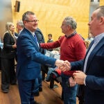 El consejero de Agricultura, Ganadería y Desarrollo Rural, Gerardo Dueñas, inaugura la 'Jornada Informativa sobre la Ley de la Cadena'. En la imagen saluda a Donaciano Dujo de ASAJA, y Lorenzo Rivera de COAG