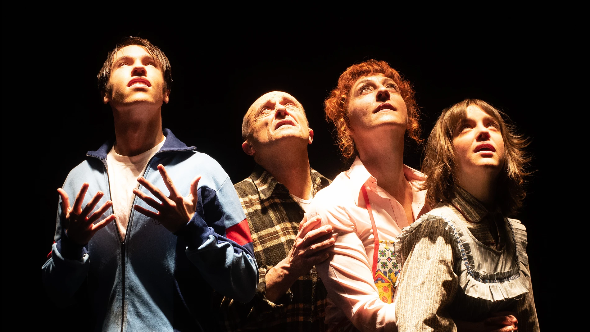 Julio Bohigas-Couto, Pepe Viyuela, Nuria Mencía y Veki Velilla (de izquierda a derecha) forman la familia protagonista de "Uz, el pueblo"