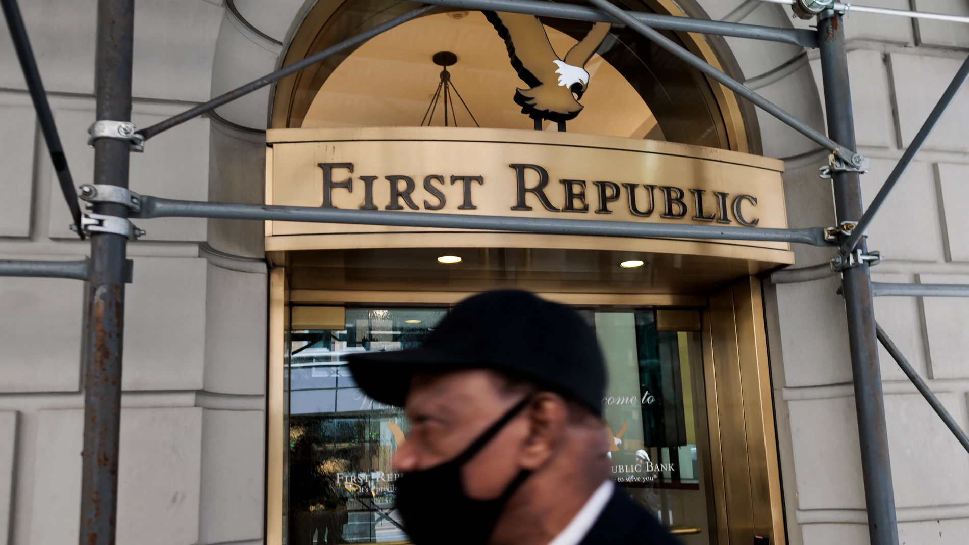 New York (United States), 16/03/2023.- A sign outside of a First Republic Bank branch in New York, New York, USA, 16 March 2023. A number of banking institutions are in talks to collectively help rescue the bank which is facing a loss in investor confidence due to a large amount of uninsured deposits and questions about liquidity. (Estados Unidos, Nueva York) EFE/EPA/JUSTIN LANE