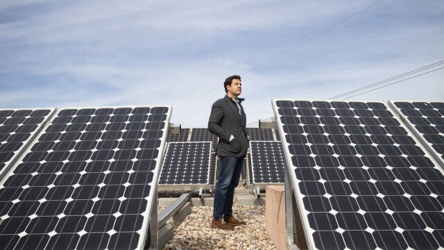 José de la Uz, alcalde de Las Rozas, junto a la instalación de placas solares en el edificio El Cantizal.