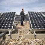 José de la Uz, alcalde de Las Rozas, junto a la instalación de placas solares en el edificio El Cantizal.
