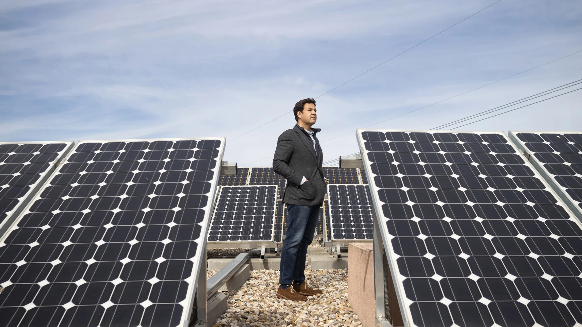 José de la Uz, alcalde de Las Rozas, junto a la instalación de placas solares en el edificio El Cantizal.