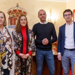  La delegada del Gobierno en Castilla y León, Virginia Barcones (2I); acompañada de la presidenta de la CHD, Mª Jesús Lafuente (I); el alcalde del Real Sitio de San Ildefonso, Samuel Alonso (2D); y el director técnico de la CHD, Alejandro Barriuso (D); presenta el proyecto de ampliación de diversos colectores, para la mejora de la red de desagüe del Real Sitio de San Ildefonso