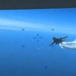 Imagen del Ejército de Estados Unidos que muestra a un caza ruso soltando combustible sobre un dron